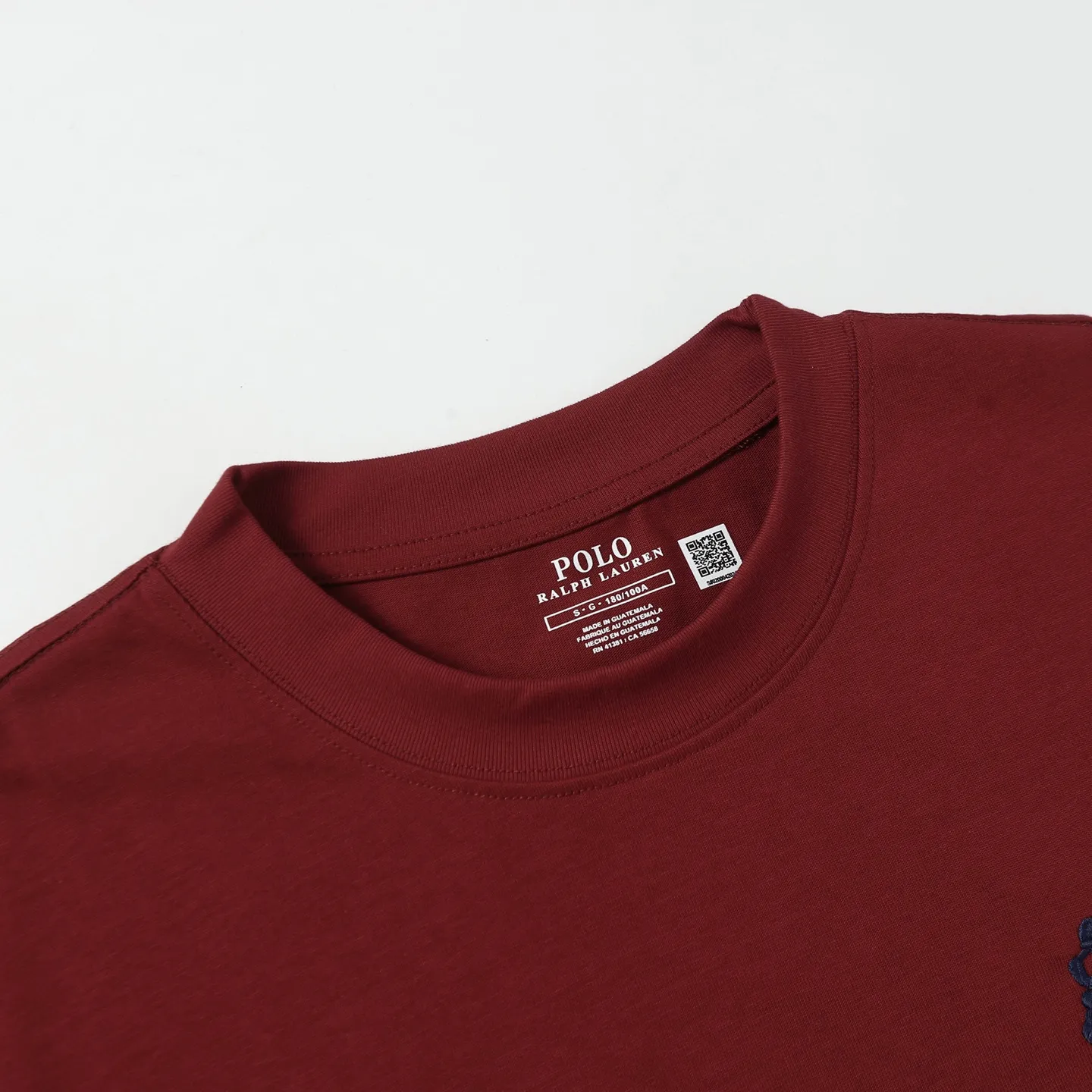 P130 Style number: 652 Brand reputation: Ralph Lauren is an internationally renowned high-end fashion brand, representing quality, style and status. Wearing its short sleeves can highlight consumers' taste and identity. Classic design: The brand has unique and enduring classic design elements, such as the polo logo, iconic color combinations, etc., which are both fashionable and recognizable. High-quality fabric: Made of double yarn 280g fabric, usually made of high-quality cotton fabric, which is soft, breathable, and sweat-absorbent, comfortable to wear, and suitable for various occasions and seasons. Exquisite craftsmanship: Pay attention to detail processing and production technology, neat stitching, and tailoring to ensure the durability and beauty of the clothing. Diversified styles: covering a variety of styles from casual to formal, simple to gorgeous, meeting the individual needs and wearing scenarios of different consumers. Strong matchability: Can be matched with a variety of bottoms, jackets and accessories to easily create a variety of different fashion looks. Inheritance and innovation: While maintaining the traditional charm of the brand, we constantly innovate designs and incorporate new fashion elements to keep our products attractive. Brand values: The American lifestyle and positive values ​​conveyed by Ralph Lauren are also recognized and yearned for by consumers. Color: Black White Gray Blue White Blue Red Pink Sky Blue Bean Green Burgundy Complete Sizes: S, M, L, XL,